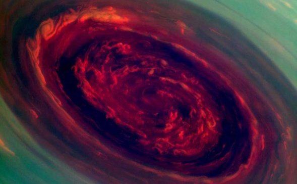 Un énorme ouragan de près de 2.000 kilomètres de diamètre a été observé au pôle nord de Saturne à l’aide de la sonde Cassini de la NASA Un énorme ouragan de près de 2.000 kilomètres de diamètre a été observé au pôle nord de Saturne à l’aide de la sonde Cassini de la NASA