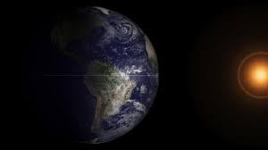 Le disque de l'écliptique solaire traverse le plan équatorial de la Terre